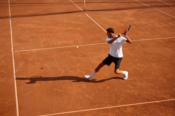 Joueur de tennis en plein coup droit